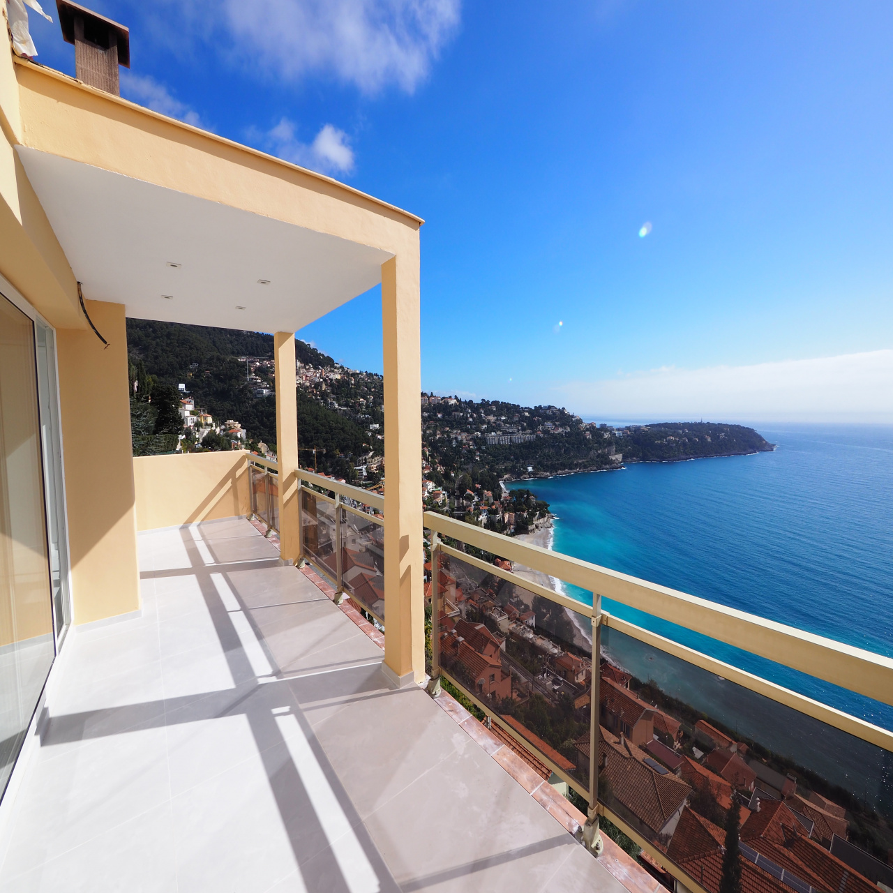 vente Roquebrune Cap Martin. Magnifique appartement 3 pièces 82 m². Terrasse de 20 m². Vue Mer